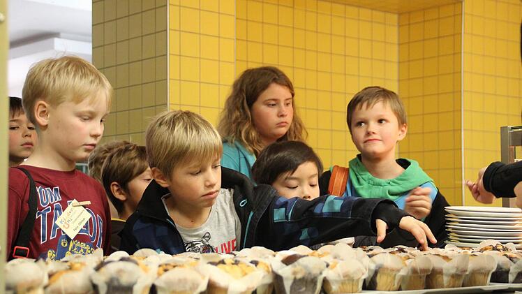 Student sein, kann ganz schön hungrig machen. Mit Pizzaschnecken und Muffins stärkten sich die Schüler für die nächste Vorlesung.  Foto: Mariell Dörrschmidt
