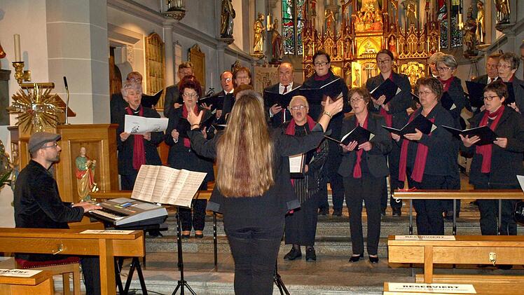 Hervorragende Stimmen - der katholische Kirchenchor Friesen unter der Leitung von Sascha Reimann. Foto: Susanne Deuerling