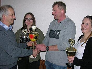 Die Leistungspokale des RuF Sonnefeld-Bieberbach überreichte der ausscheidende Vorsitzende Michael Hampel an Carolin Kubus, Günter Vogel und Mariam Hampel. Foto: Klaus Oelzner