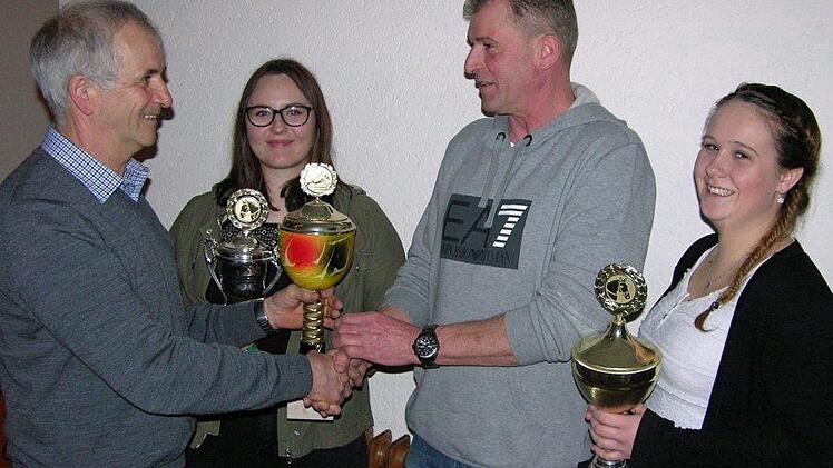 Die Leistungspokale des RuF Sonnefeld-Bieberbach überreichte der ausscheidende Vorsitzende Michael Hampel an Carolin Kubus, Günter Vogel und Mariam Hampel. Foto: Klaus Oelzner
