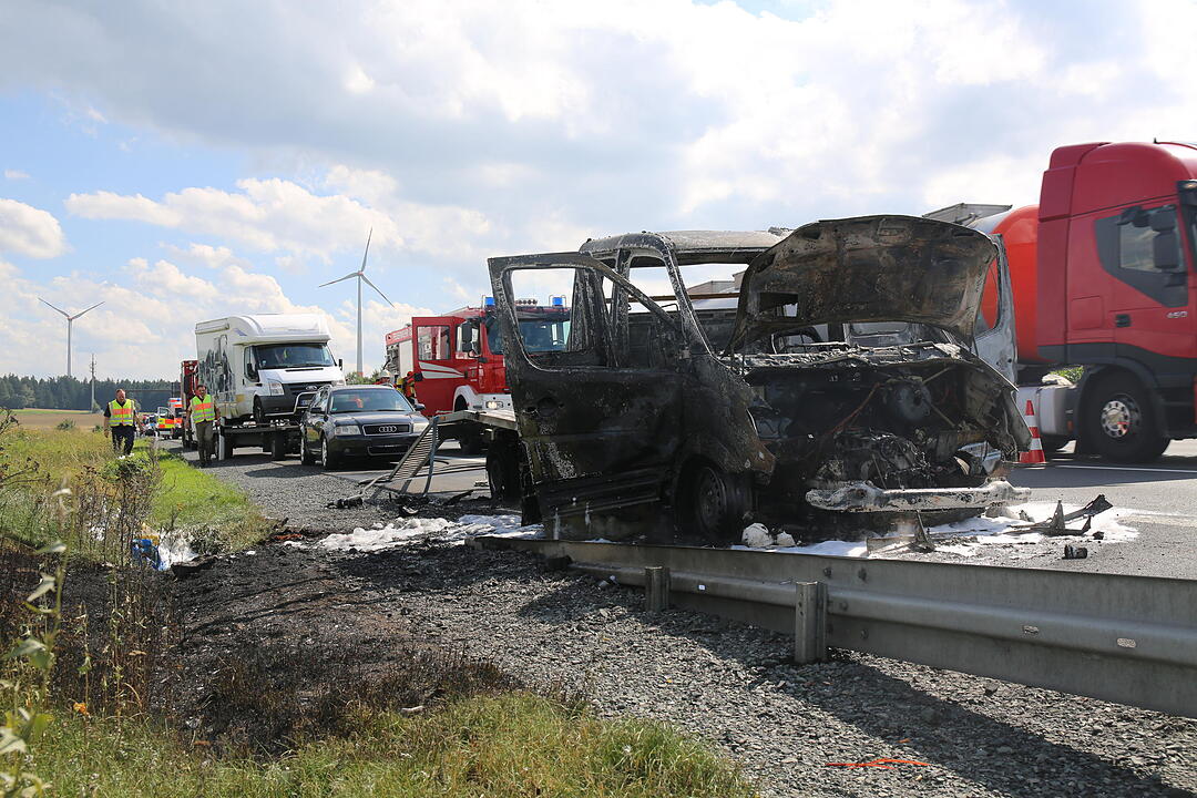 Kleintransporter brennt komplett aus:  A9 bei Münchberg komplett gesperrt