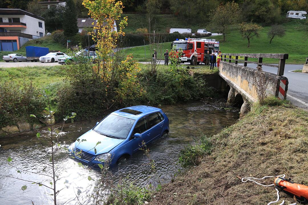 Landkreis Forchheim: Auto landet im Fluss