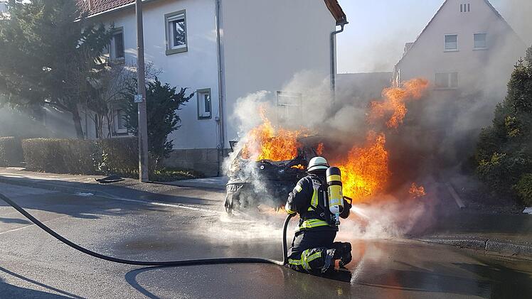 Pkw-Brand in der Karlsbergstraße. Walter Hartung