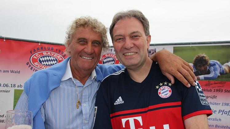 Jean-Marie Pfaff im Bild mit Landrat Klaus Löffler, einem großen Bayern-Fan. Foto: Veronika Schadeck