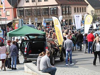 Am Sonntag lädt Lichtenfels zum verkaufsoffenen Sonntag mit großem Automarkt ein - Quer durch die Fußgängerzone vorbei am Rathaus zieht sich die Ausstellung. Fotos: PR
