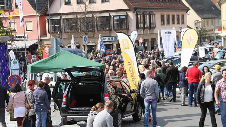 Am Sonntag lädt Lichtenfels zum verkaufsoffenen Sonntag mit großem Automarkt ein - Quer durch die Fußgängerzone vorbei am Rathaus zieht sich die Ausstellung. Fotos: PR