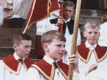 Thomas Gottschalk trägt 1962 als zwölfjähriger Ministrant bei der feierlichen Erstkommunion in der katholischen Stadtpfarrkirche zu Unserer Lieben Frau das Kreuz. Links Udo Bittermann, rechts Hugo Marquardt, dahinter Walter Kirchbach. Foto: privat
