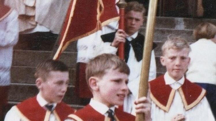 Thomas Gottschalk trägt 1962 als zwölfjähriger Ministrant bei der feierlichen Erstkommunion in der katholischen Stadtpfarrkirche zu Unserer Lieben Frau das Kreuz. Links Udo Bittermann, rechts Hugo Marquardt, dahinter Walter Kirchbach. Foto: privat