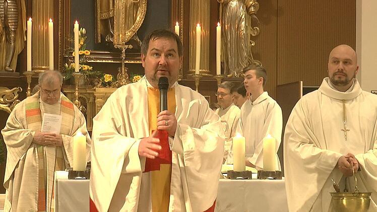 Pfarrer Michael Erhart freute sich  im  Gottesdienst über die gelungene Erneuerung.
