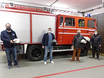 Unser Bild zeigt (von rechts) Janik Weigel von der Firma Ludwig Feuerschutz, Bürgermeister Harald Michel, 1. Kommandant Michael Hain und Aktiver Michael Hain. Foto: Klaus-Peter Wulf