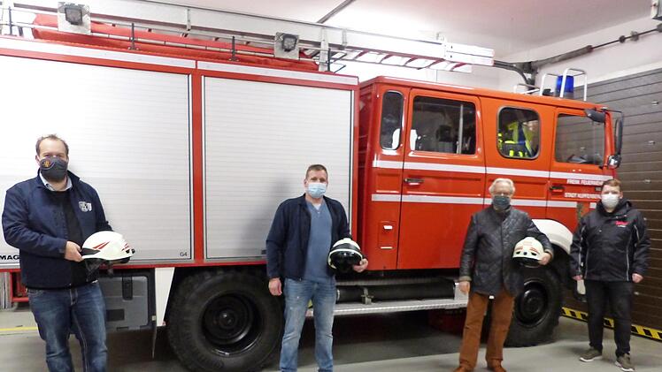 Unser Bild zeigt (von rechts) Janik Weigel von der Firma Ludwig Feuerschutz, Bürgermeister Harald Michel, 1. Kommandant Michael Hain und Aktiver Michael Hain. Foto: Klaus-Peter Wulf