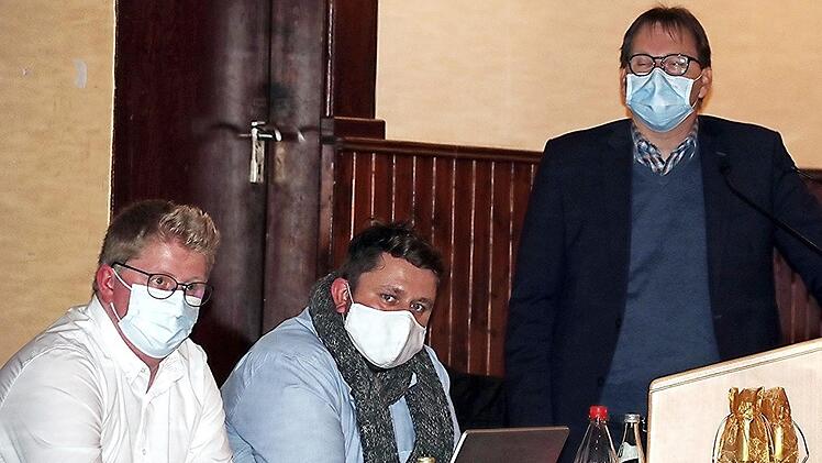 Bürgermeister Wolfram Thein am Rednerpult bei seinem Rückblick. Mit auf dem Foto sind (von rechts) André Grüner, Leiter des Bauamtes der Gemeinde, und sein Mitarbeiter Nikolas Ebert.  Fotos: Helmut Will