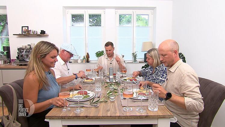 Larissa, Heiner, Mirko, Christina und Jonas (von links) freuen sich auf die Vorspeise.