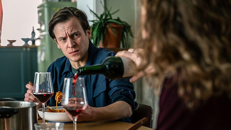 Die Beziehung zum Rechtsanwalt Sam Deckers (Jonas Vermeulen) k&ouml;nnte f&uuml;r Kommissarin Juliet Dumon (Charlotte De Bruyne) noch zum Problem werden.