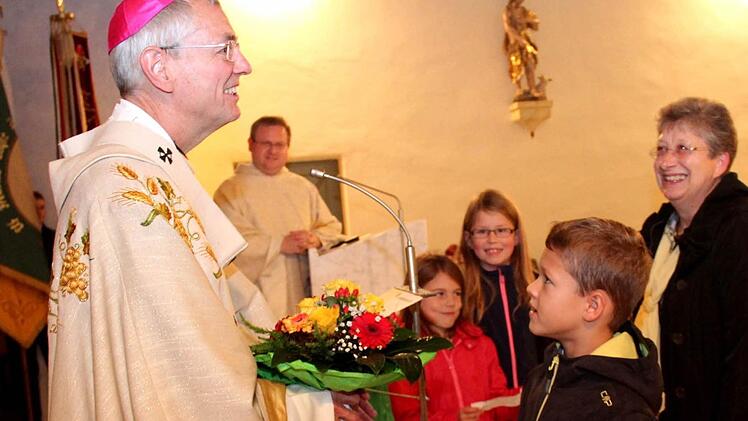 Jannik überreicht dem Erzbischof Blumen.  Fotos: Johanna Blum