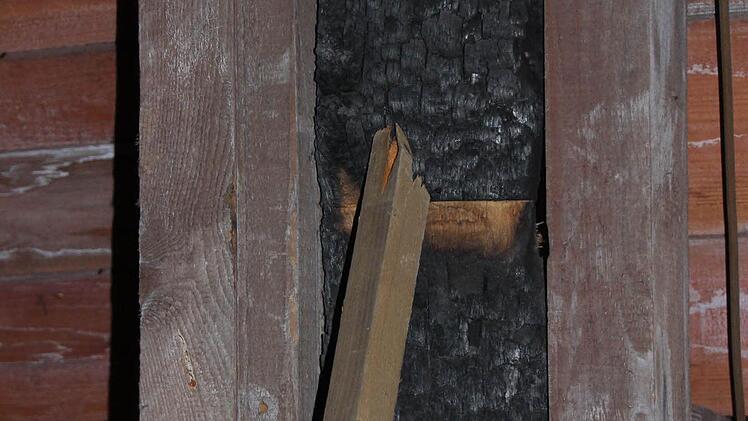 Verkohlter Balken im Dachgeschoss.