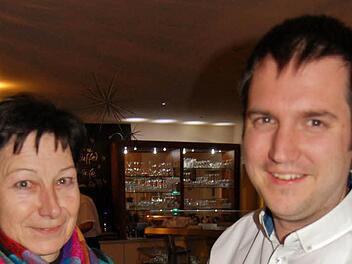 Ulrike Schätzle (Werbeagentur Mikado, Bad Kissingen) überreicht Bad Bocklets Kurvereinsvorsitzenden Martin Eisenmann einen ersten Probedruck des neuartigen Ortsprospekts.  Foto: Sigistmund von Dobschütze