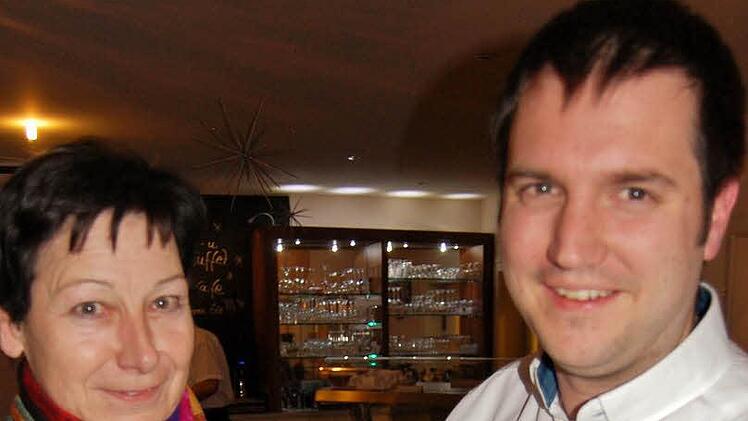 Ulrike Schätzle (Werbeagentur Mikado, Bad Kissingen) überreicht Bad Bocklets Kurvereinsvorsitzenden Martin Eisenmann einen ersten Probedruck des neuartigen Ortsprospekts.  Foto: Sigistmund von Dobschütze