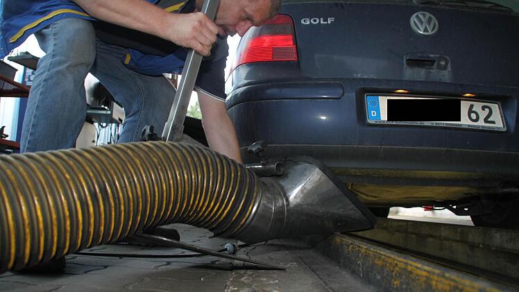 Bei älteren Modellen - wie dieser Golf Baujahr 1999 - wird noch klassisch die Abgasuntersuchung durchgeführt. Bei neueren Modellen (ab 2006) ist das oft nicht mehr nötig. Denn dort können die notwendigen Daten einfach aus der Elektronik des Fahrzeugs ausgelesen werden.