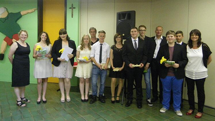Im Bild (von links): Lehrerin Tanja Sholes, Vanessa Vogler (1,77), Celine-Kristin Flatt (1,77), Kerstin Schlereth (1,66), Lehrer Felix Füller, Willi Justus (2,1), Nicole Block (2,1), Kevin Bekisch (1,9), Jochen Mühlig (1,3), Lehrer Harald Sommer, Julian Gerhard (3,0), Marius Sitte (2,9). Rektorin Birgit Herré.
