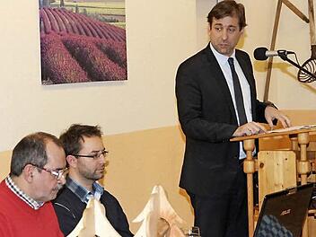 WBV-Vorsitzender Bernhard Roppelt (l.) und Geschäftsführer Matthias Koch schenken ihr Ohr Landrat Hermann Ulm (r.).  Foto: Erlwein