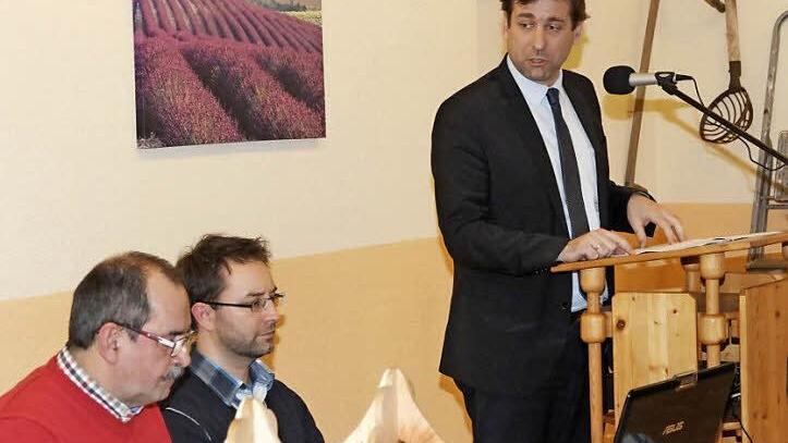 WBV-Vorsitzender Bernhard Roppelt (l.) und Geschäftsführer Matthias Koch schenken ihr Ohr Landrat Hermann Ulm (r.).  Foto: Erlwein