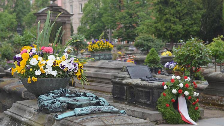 Oase der Stille in der Stadt der berühmte Johannisfriedhof in Nürnberg hat wieder freie Gräber.