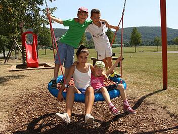 Auf der Vogelnest-Schaukel in Bad Bocklet haben sich die Tester Johann, David, Giulia und Elisabeth wohl gefühlt, insgesamt war es ihnen auf dem Platz aber zu warm: Kaum Schatten und auch sonst keine Abkühlung weit und breit. Foto: Ralf Ruppert