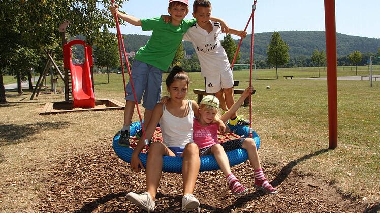 Auf der Vogelnest-Schaukel in Bad Bocklet haben sich die Tester Johann, David, Giulia und Elisabeth wohl gefühlt, insgesamt war es ihnen auf dem Platz aber zu warm: Kaum Schatten und auch sonst keine Abkühlung weit und breit. Foto: Ralf Ruppert