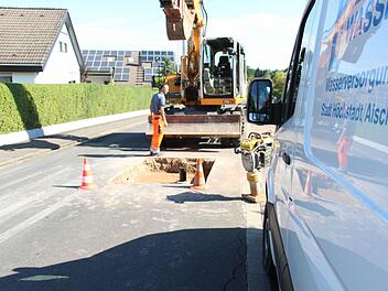 Arbeiter legten gestern die Leitung in der Böhmerwaldstraße frei.  F.: Bau
