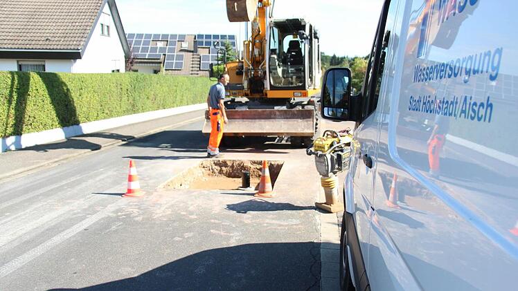 Arbeiter legten gestern die Leitung in der Böhmerwaldstraße frei.  F.: Bau