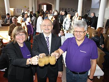 Pfarrerin Barbara Weichert (von links), ihr Vorgänger Pfarrer Hermann Horndasch und der langjährige Vertrauensmann Norbert Schüßler stießen am Sonntag direkt in der frisch renovierten Dreieinigkeitskirche an. Foto: Ralf Ruppert