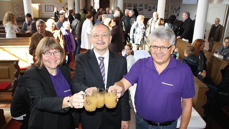 Pfarrerin Barbara Weichert (von links), ihr Vorgänger Pfarrer Hermann Horndasch und der langjährige Vertrauensmann Norbert Schüßler stießen am Sonntag direkt in der frisch renovierten Dreieinigkeitskirche an. Foto: Ralf Ruppert