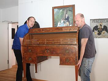 Die Ausstellung im Töpfermuseum ist beendet, die Stücke aus den Gräflich Giech'schen Sammlungen werden abtransportiert. Friedrich (links) und Karl Hiller von Gaertringen tragen einen Sekretär weg, der um 1780 entstanden ist. Foto: Alexander Hartmann