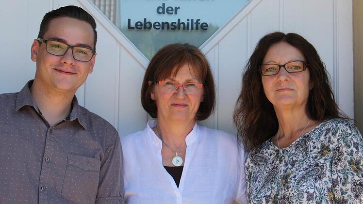 Seit Mai dieses Jahres leitet (von links) Sebastian Spichal den Fachbereich "Offene Hilfen" der Lebenshilfe. Im B&uuml;ro in der Mittelstra&szlig;e stehen ihm seine Stellvertreterin - die bisherige Leiterin - Elisabeth Bauer und die Verwaltungsangestellte Carola Schirmer unterst&uuml;tzend zur Seite.  Foto: Heike Sch&uuml;lein