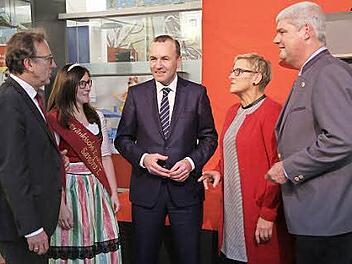 Sparkassenchef Ewald Maier, Kirschkönigin Sandra I., Europaabgeordneter Manfred Weber (CSU), stellvertretende Landrätin Rosi Kraus und BBV-Bezirkspräsident Hermann Greif im Gespräch (von links).  Foto: Galster