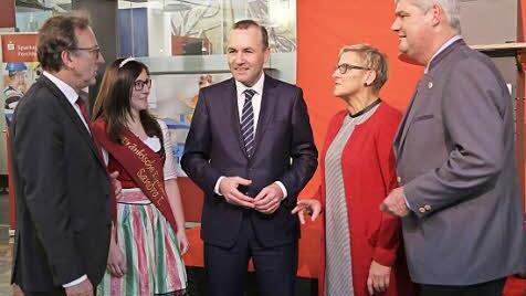 Sparkassenchef Ewald Maier, Kirschkönigin Sandra I., Europaabgeordneter Manfred Weber (CSU), stellvertretende Landrätin Rosi Kraus und BBV-Bezirkspräsident Hermann Greif im Gespräch (von links).  Foto: Galster