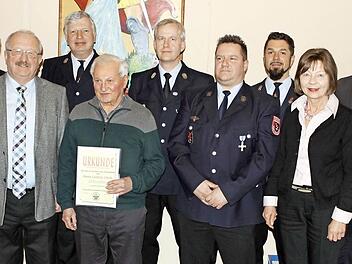 Ludwig Jakob und der aktive Feuerwehrmann Michael Brand (vorne in der Mitte) wurden bei der Hauptversammlung der Vogtendorfer Wehr ausgezeichnet.  Foto: Michael Wunder