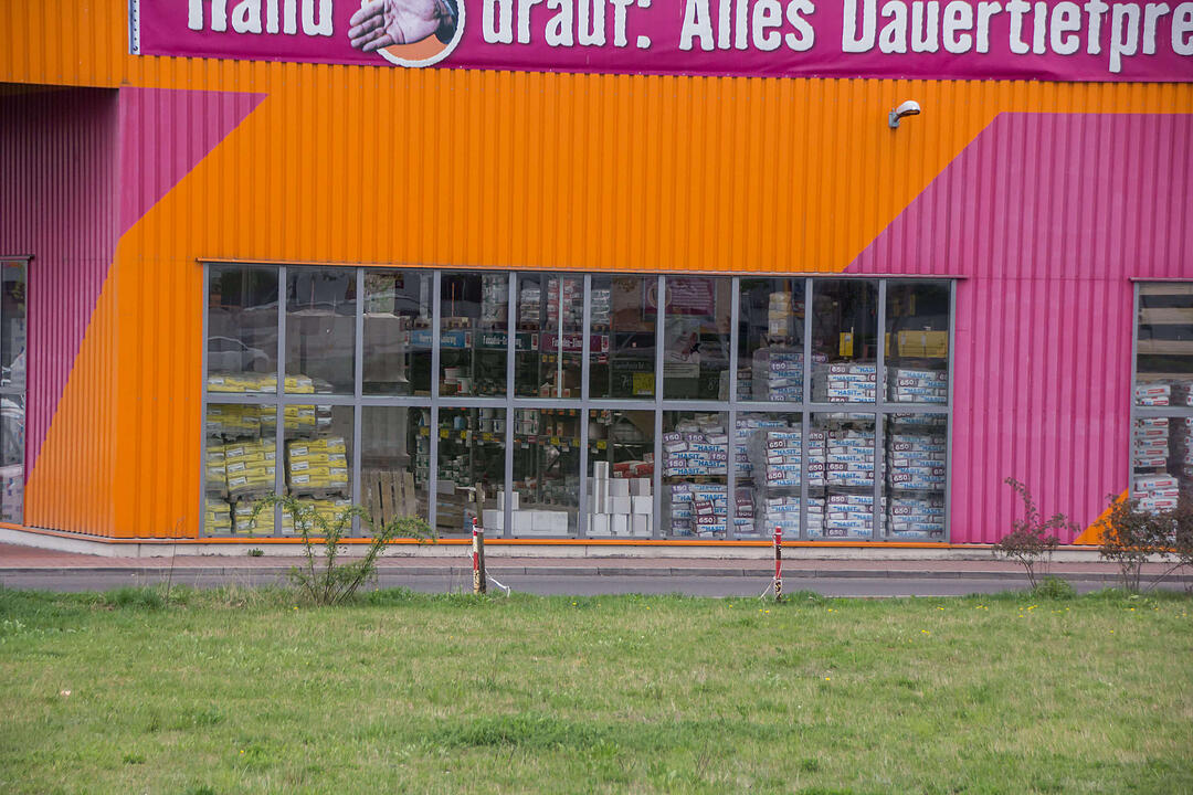 Folgenschwerer Betriebsunfall auf BaumarktgeländePalette rutscht von Gabelstapler – 31-jähriger Kunde wird von Betonsteinen begraben und stirbt