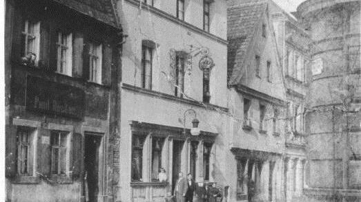Massiver Eingriff ins Stadtbild: Die "Löwenschänke" (Schießgraben 31/links) und das Hotel "Zur goldene Krone" (Langgasse 15/rechts daneben), mussten dem KDM weichen. Foto: Stadtarchiv Kulmbach