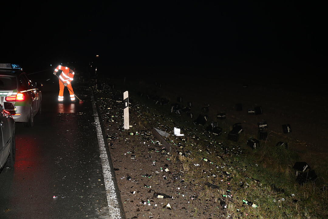 Oberfranken: Bierlaster verliert Ladung auf B173