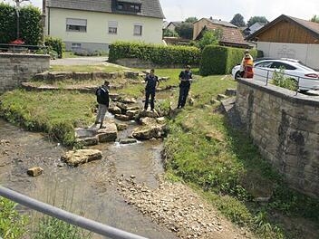 Aufklärungs-Gespräch mit dem wieder bekleideten NacktbaderFoto: Joseph Beck