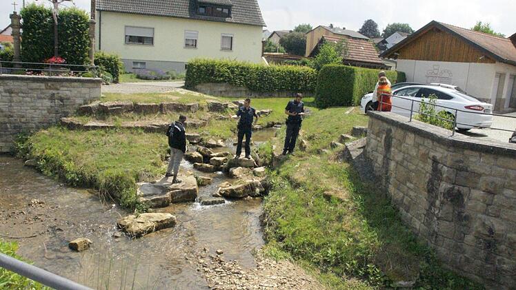 Aufklärungs-Gespräch mit dem wieder bekleideten NacktbaderFoto: Joseph Beck