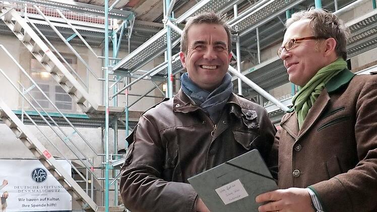 Gleich nach der Baustellen-Besichtigung wird das Vertragswerk unterzeichnet.
