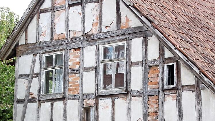 Verfallendes Haus in Oberbrunn - vielerorts veröden die Dorfkerne