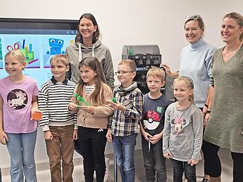 Die kleinen Klassensprecher freuen sich mit Kerstin Ebert (hinten, Leiterin der Mittagsbetreuung), Rektorin Nadine Baur, Konrektorin Linda Kupfer und Kathrin Gruber (Wartenfelser).