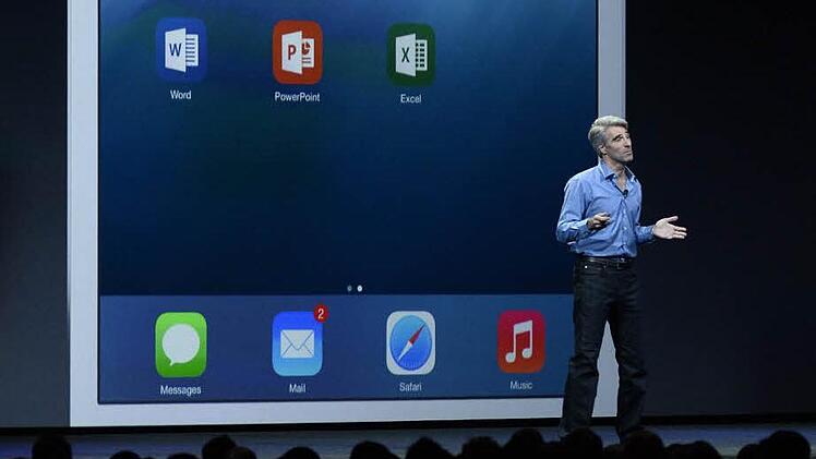 Software-Chef Craiq Federighi stellt neue Funktionen von IOS 8 vor. Foto: John G. Mabanglo/dpa