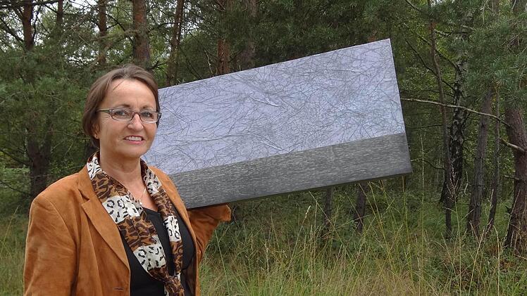 Andrea Thema mit einem ihrer Objekte. Foto: Johanna Eckert