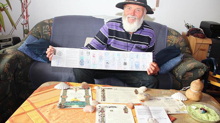Hermann Proksch zeigt stolz seine gesammelten Dokumente Foto: Johanna Blum
