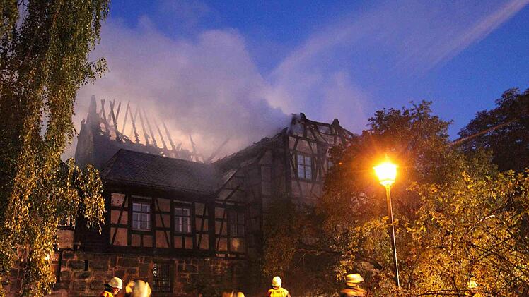In der Nacht zum 10. September 2009 brannte es im Schloss Ebelsbach und hunderte Feuerwehrleute bemühten sich, das Feuer in dem historischen Wahrzeichen der Gemeinde zu löschen (unser Bild). Jetzt soll das Anwesen noch vor dem Winter eine weitere Notsicherung erhalten und in der Folge möglichst an einen Interessenten verkauft werden, der das Gebäude wieder herrichtet. Foto: Klaus Schmitt